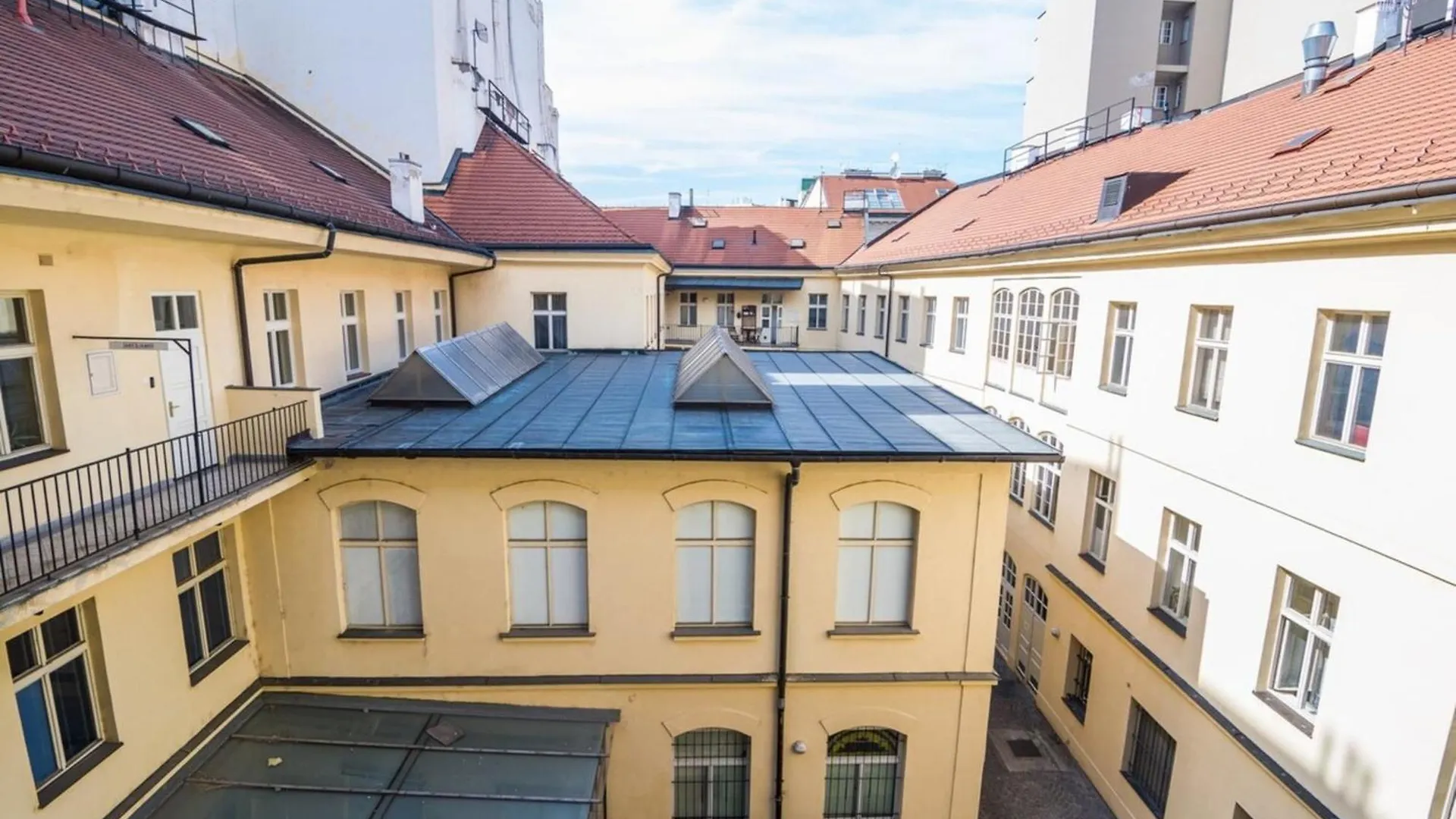 Quiet City Center Apartment In Hip & Foodie Area Prague